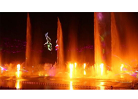Manifestazione ardente della luce laser del fuoco della fontana dell'acciaio inossidabile nel fiume fornitore