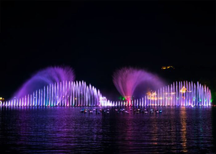 Grande fontana di dancing di musica della superficie del mare con le varie forme speciali dell'acqua fornitore