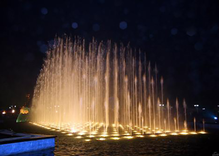 Belle fontane artificiali del pavimento che ballano manifestazione dell'acqua per il parco fornitore