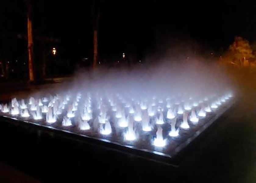 Fontana accesa nebbia della decorazione del giardino, fontana dell'interno della foschia della nebbia della fase fornitore